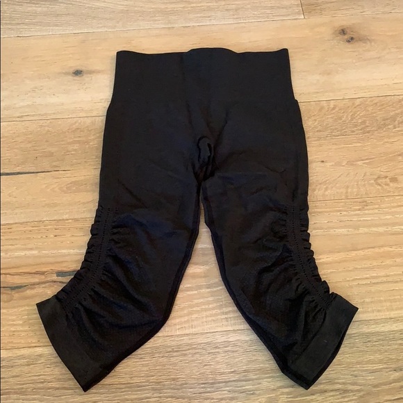 Lulu seamless scrunchy crop - Picture 1 of 2